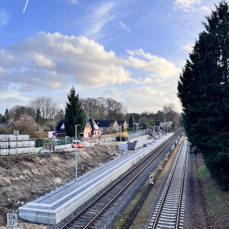 Endlich ist es soweit: Der Bahnhaltepunkt Adendorf wird am 01.05.2026 um 5.35 Uhr eröffnet.